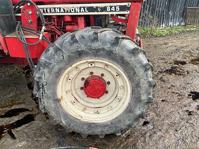 1980 international 845 + voorlader + accessoires - afbeelding 29 van  82