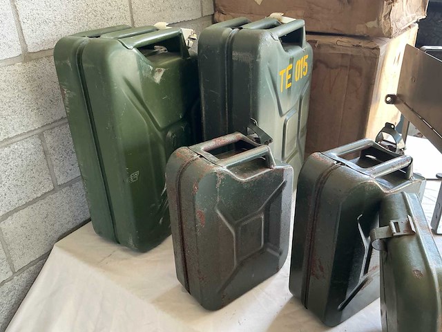 1982 halterung kraftstoff jerrycan overige legeruitrusting - afbeelding 5 van  6