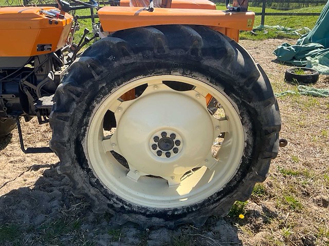 1983 renault r 551-4s 4wd landbouwtractor - afbeelding 15 van  30