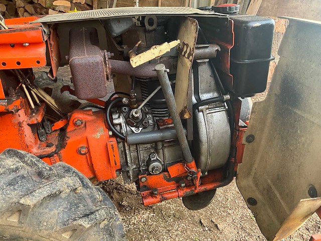 1984 holder e 9 tweewielige trekker - afbeelding 2 van  19