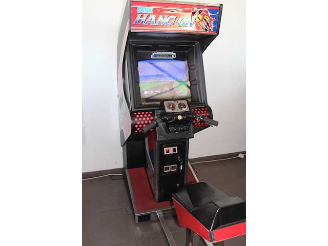 1985 - hang on - speelautomaat - afbeelding 2 van  9