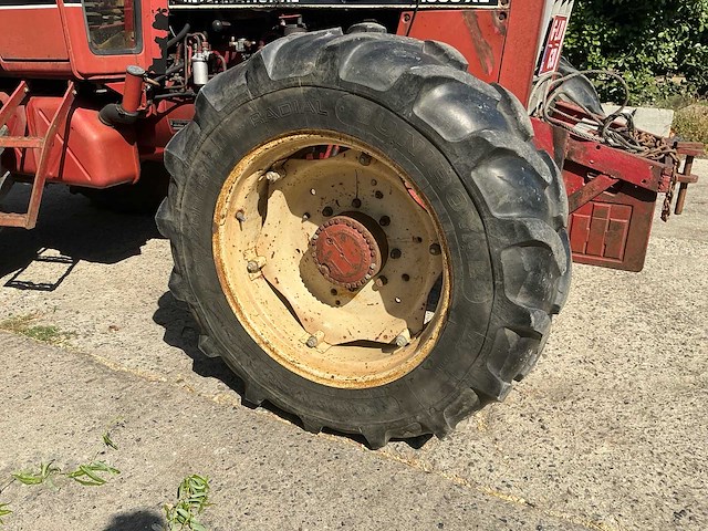 1985 international 1056 axlf vierwielaangedreven landbouwtractor - oldtimer - afbeelding 2 van  27