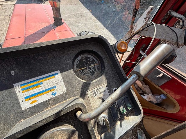 1985 international 1056 axlf vierwielaangedreven landbouwtractor - oldtimer - afbeelding 10 van  27