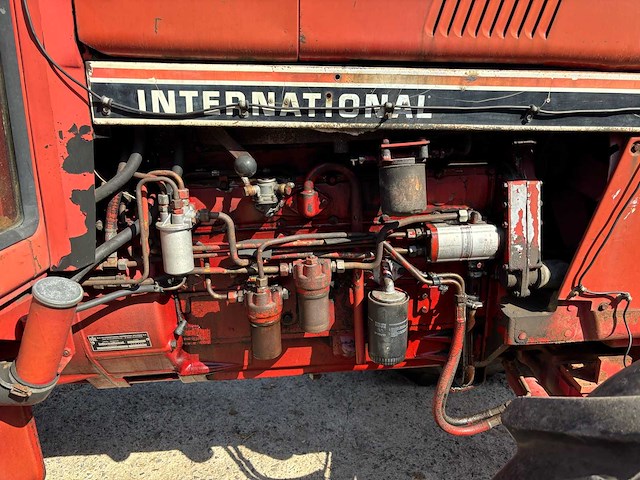 1985 international 1056 axlf vierwielaangedreven landbouwtractor - oldtimer - afbeelding 16 van  27
