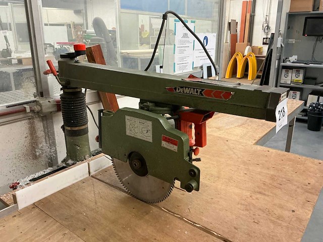 1987 dewalt dw8103 radiaalafkortzaagmachine - afbeelding 6 van  10