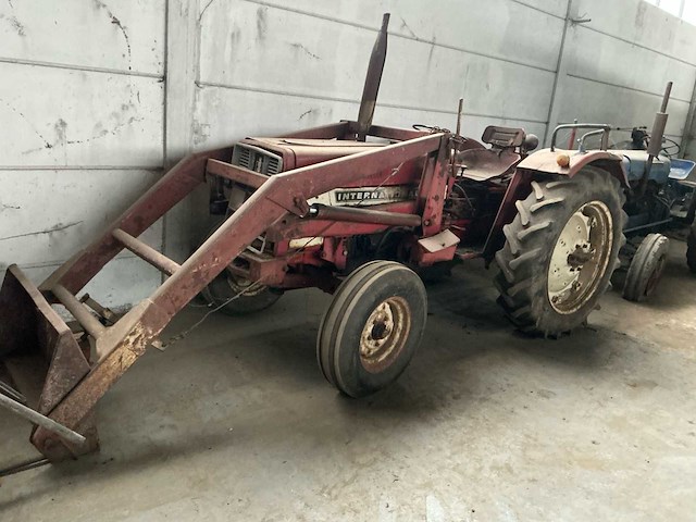 1987 international 453 oldtimer tractor - afbeelding 1 van  3