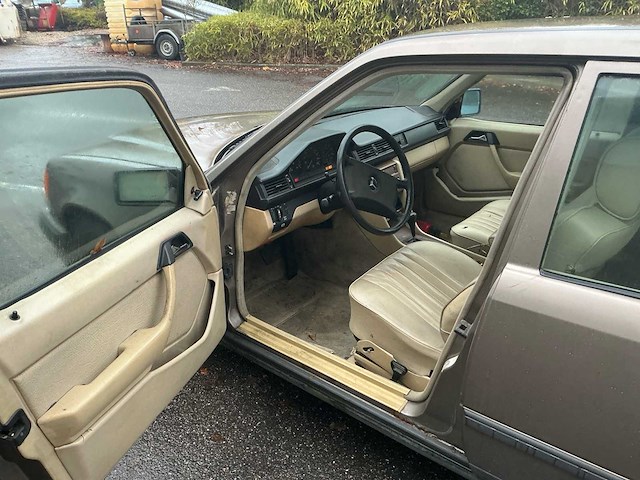 1987 mercdes-benz 250d oldtimer personenauto - afbeelding 2 van  15