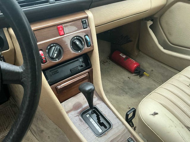 1987 mercdes-benz 250d oldtimer personenauto - afbeelding 5 van  15