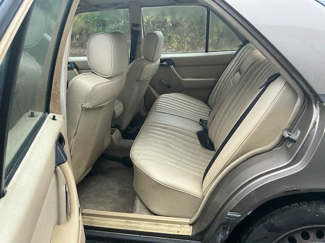 1987 mercdes-benz 250d oldtimer personenauto - afbeelding 6 van  15
