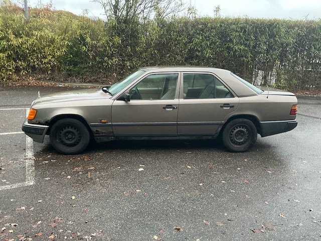 1987 mercdes-benz 250d oldtimer personenauto - afbeelding 8 van  15