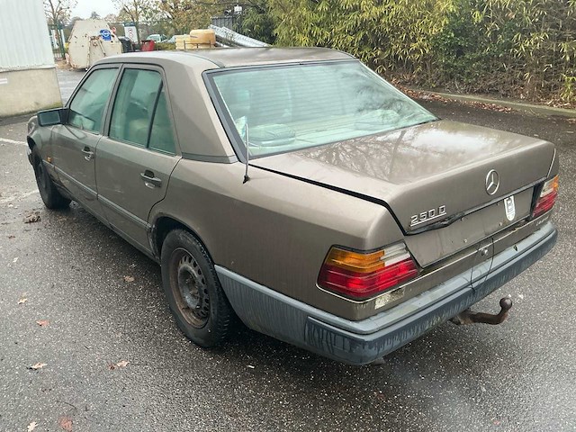 1987 mercdes-benz 250d oldtimer personenauto - afbeelding 9 van  15