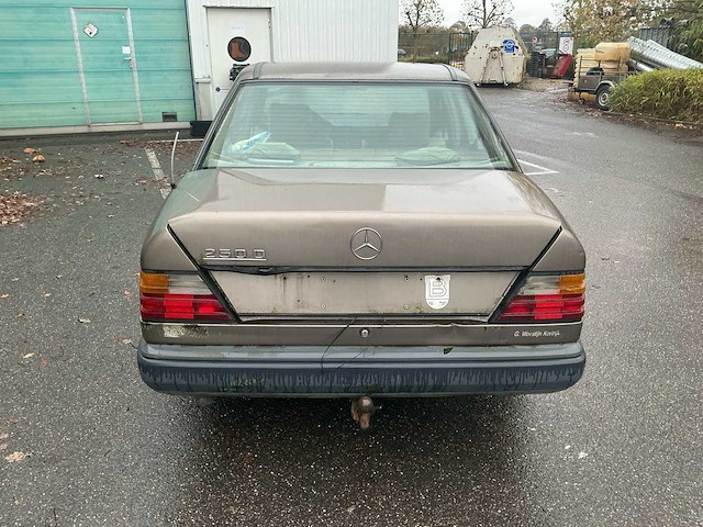 1987 mercdes-benz 250d oldtimer personenauto - afbeelding 10 van  15
