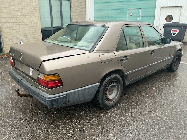 1987 mercdes-benz 250d oldtimer personenauto - afbeelding 11 van  15