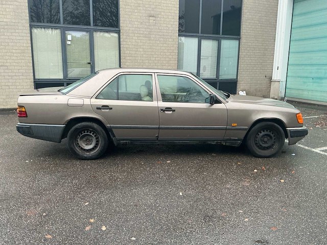 1987 mercdes-benz 250d oldtimer personenauto - afbeelding 13 van  15