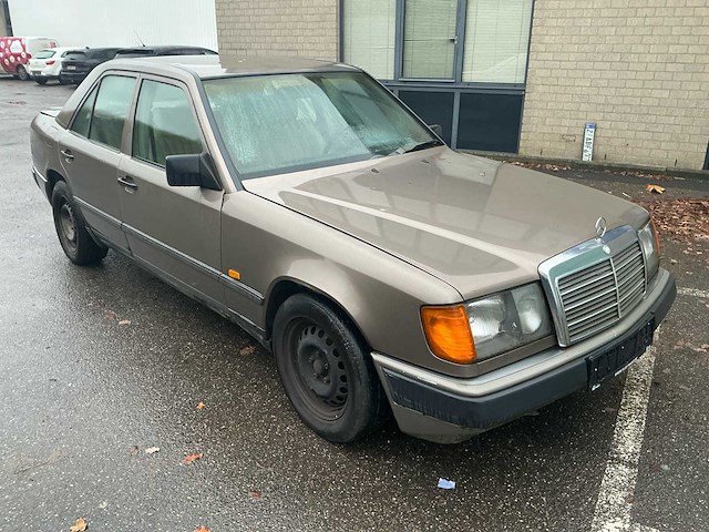 1987 mercdes-benz 250d oldtimer personenauto - afbeelding 14 van  15