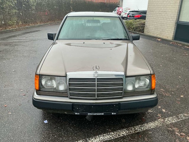 1987 mercdes-benz 250d oldtimer personenauto - afbeelding 15 van  15