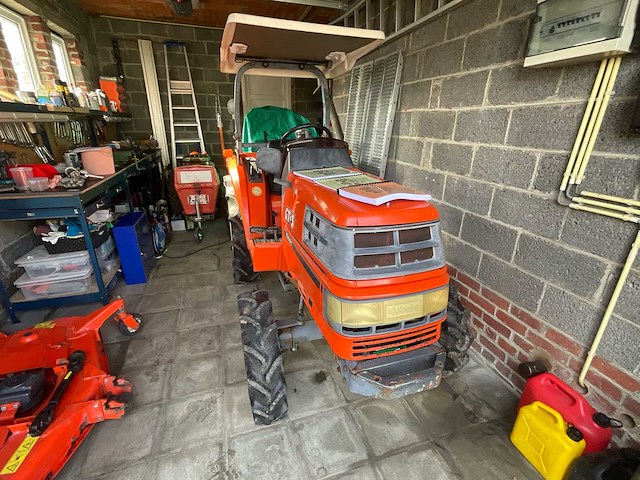 1990 kubota gt-3 tractor-type grasmaaier - afbeelding 1 van  9