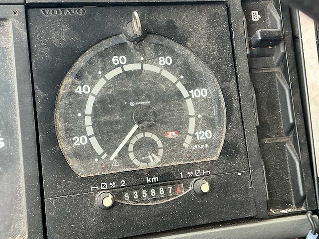 1990 volvo fl6 turbo takelwagen met kraan - afbeelding 1 van  9