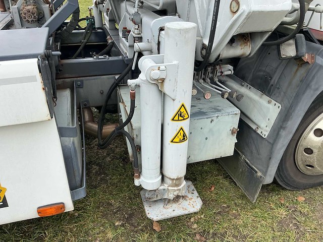 1990 volvo fl6 turbo takelwagen met kraan - afbeelding 30 van  56