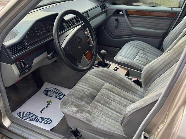 1993 mercedes 250d sedan - 5-cilinder diesel - afbeelding 9 van  12