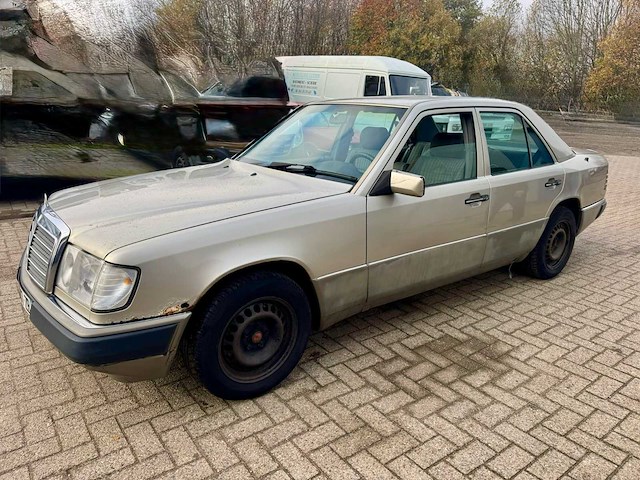 1993 mercedes 250d sedan - 5-cilinder diesel - afbeelding 1 van  6