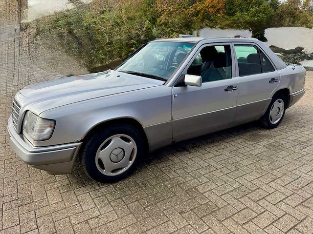1995 mercedes 200 w124 sedan - diesel - klassieker in wording - afbeelding 1 van  11