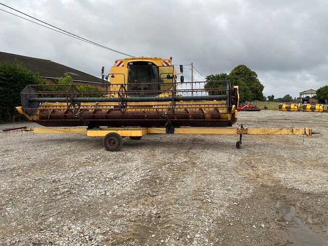 1995 new holland tx68 maaidorser met maaibord en kar - afbeelding 11 van  24
