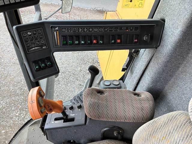 1995 new holland tx68 maaidorser met maaibord en kar - afbeelding 17 van  24