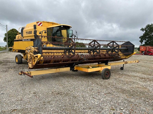 1995 new holland tx68 maaidorser met maaibord en kar - afbeelding 12 van  24
