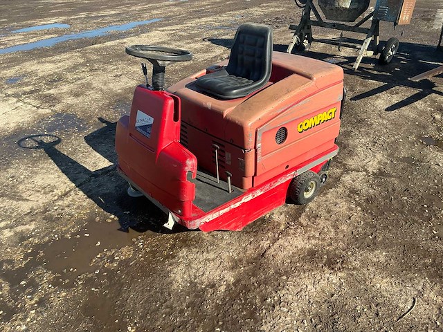 1996 eureka 1150sh zelfrijdende veegmachine - afbeelding 1 van  13