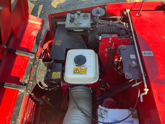 1996 eureka 1150sh zelfrijdende veegmachine - afbeelding 11 van  13