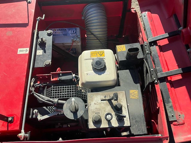 1996 eureka 1150sh zelfrijdende veegmachine - afbeelding 6 van  7