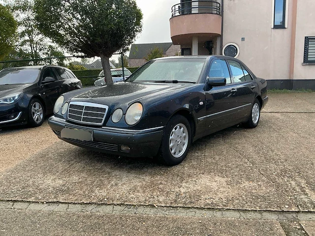 1997 mercedes e230 elegance personenauto - afbeelding 1 van  5