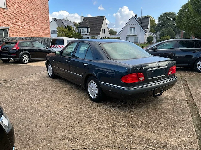 1997 mercedes e230 elegance personenauto - afbeelding 4 van  5