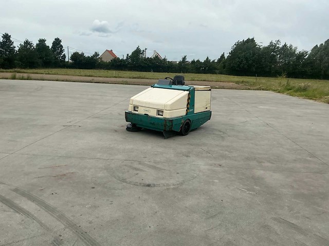 1997 tennant 355 zelfrijdende veegmachine - afbeelding 18 van  35