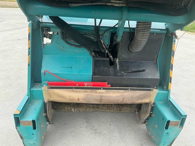 1997 tennant 355 zelfrijdende veegmachine - afbeelding 30 van  35