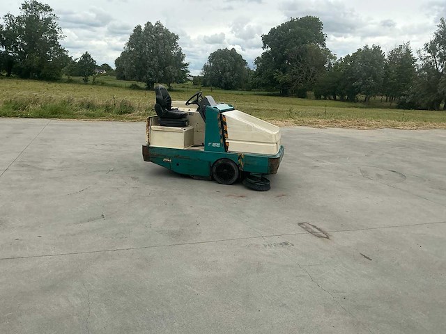 1997 tennant 355 zelfrijdende veegmachine - afbeelding 32 van  35