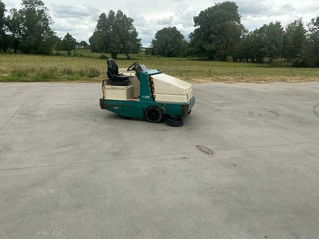 1997 tennant 355 zelfrijdende veegmachine - afbeelding 32 van  59