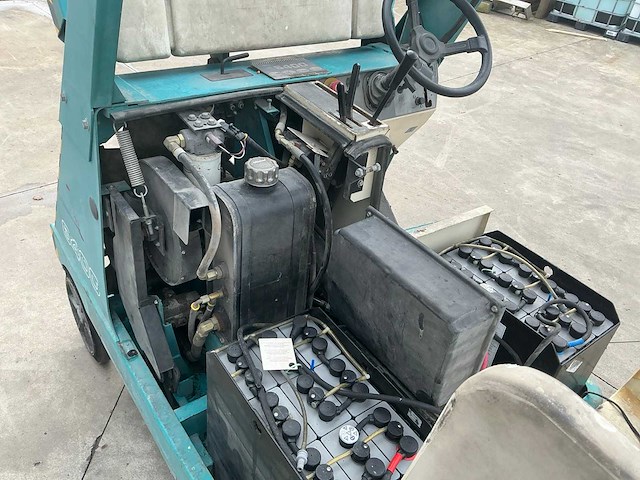 1998 tennant 64000 zelfrijdende veegmachine - afbeelding 4 van  73