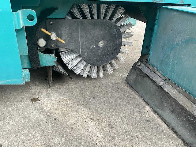 1998 tennant 64000 zelfrijdende veegmachine - afbeelding 6 van  73