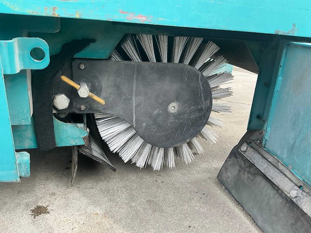 1998 tennant 64000 zelfrijdende veegmachine - afbeelding 7 van  73