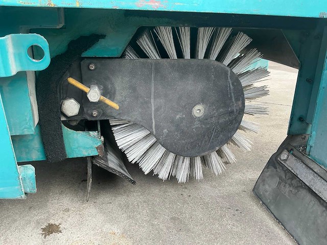 1998 tennant 64000 zelfrijdende veegmachine - afbeelding 8 van  73