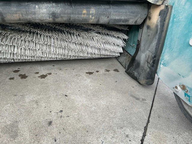 1998 tennant 64000 zelfrijdende veegmachine - afbeelding 11 van  73