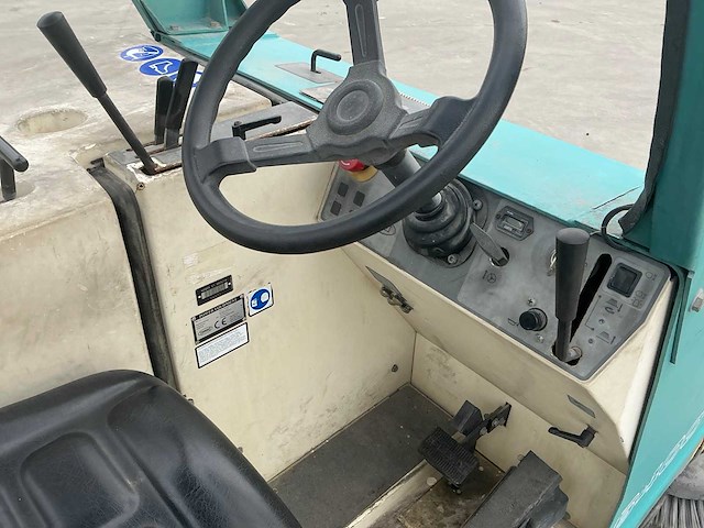 1998 tennant 64000 zelfrijdende veegmachine - afbeelding 65 van  73