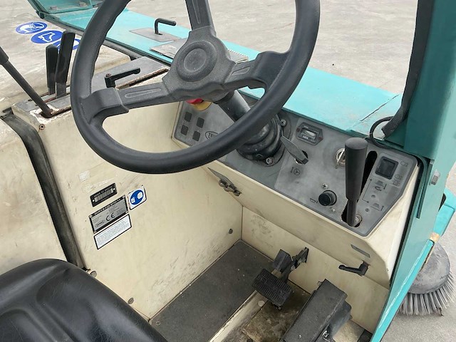 1998 tennant 64000 zelfrijdende veegmachine - afbeelding 43 van  73