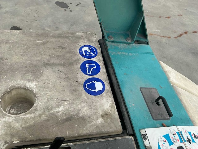 1998 tennant 64000 zelfrijdende veegmachine - afbeelding 46 van  73