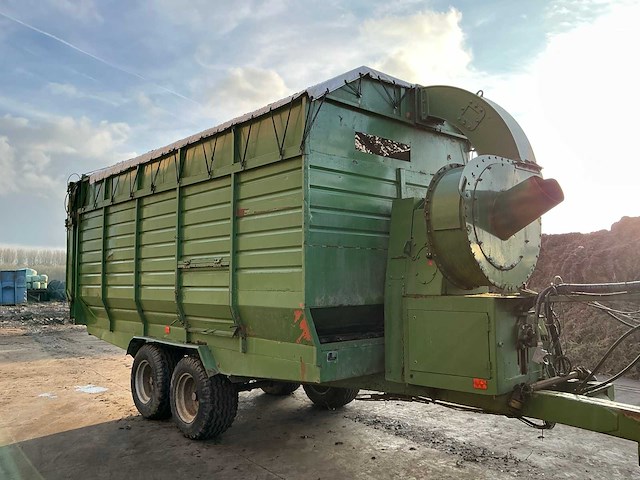 1999 new holland m135 landbouwtractor + maaiarm + laadbakaanhangwagen - afbeelding 13 van  18