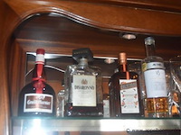 19x aangebroken flessen diverse dranken, waaronder likeuren, vermouth, gin, whisky, rum, pastis en port - afbeelding 2 van  4
