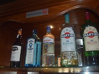 19x aangebroken flessen diverse dranken, waaronder likeuren, vermouth, gin, whisky, rum, pastis en port - afbeelding 3 van  4