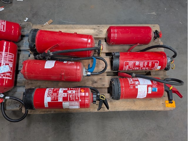 19x diverse brandblusapparaten - afbeelding 1 van  4
